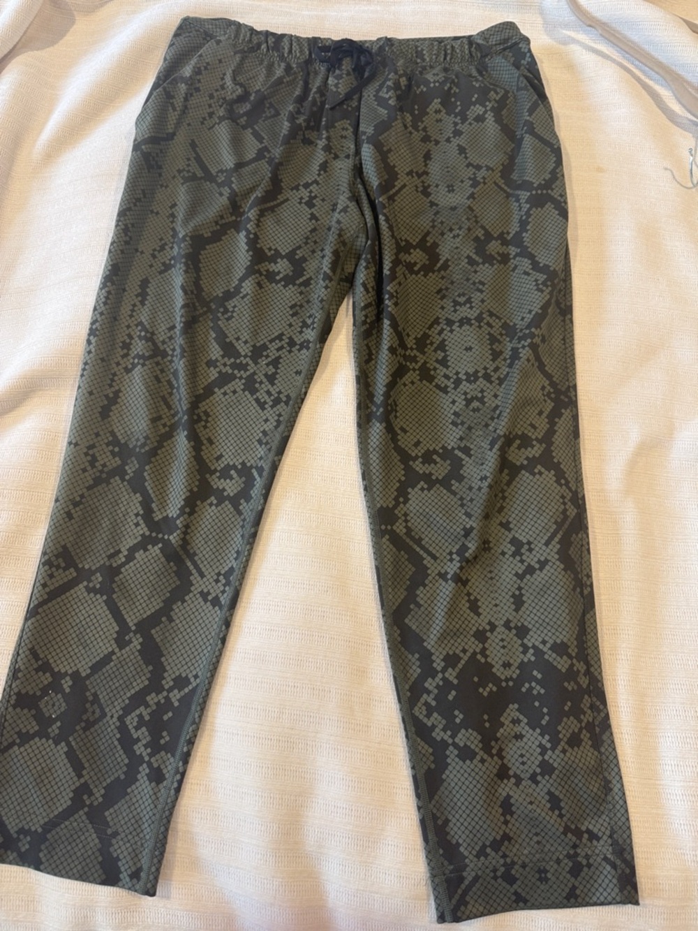 Lululemon 7/8 snakeskin pant